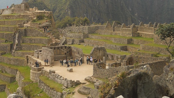 Machu Picchu: vista general al templo
principal, al lado hay el templo de las 3 ventanas,
y al fondo está la escalera al reloj solar Machu Picchu: vista general al templo
principal, al lado hay el templo de las 3 ventanas,
y al fondo está la escalera al reloj solar