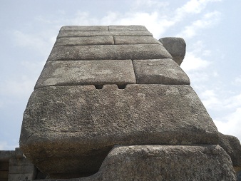 El muro derecho del
templo principal con sus huecos, primer plano El muro derecho del templo principal con sus
huecos, primer plano