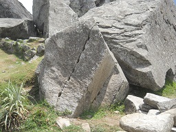 Cantera de Machu Picchu: piedra con ranura
                    recta industrial de los extraterrestres