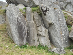Cantera de Machu Picchu: piedras preparadas en
                    una hilera