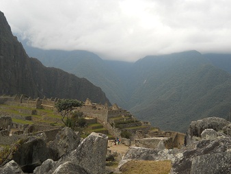 Vista a las casas de obras y a las monta�as al
                    horizonte