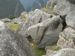 Cantera de Machu Picchu: piedra grande con
                    superficies casi planas