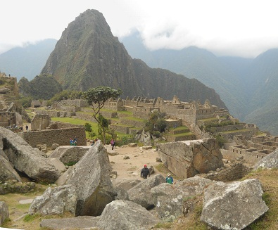 Cantera de Machu Picchu con la vista al
                  mirador Waynapicchu, foto panor�mica