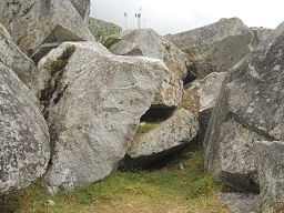 Cantera de Machu Picchu: piedra con una cruz
                    br�jula grabada