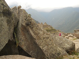 Cantera de Machu Picchu: piedra con corte con
                    �ngulo recto con comadreja