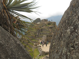 Cantera de Machu Picchu: vista al templo
                    principal y al pir�mide del sol 01