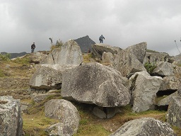 Cantera de Machu Picchu: piedras con
                    superficies planas y monta�as al fondo