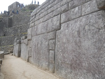 Machu Picchu, cuarto de meditaci�n, muro con
                    entrada 01