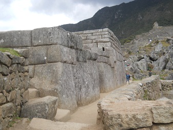 Machu Picchu, cuarto de meditaci�n, muro con
                    entrada 02
