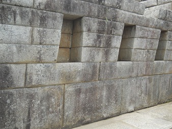 Machu Picchu, cuarto de meditaci�n: nichos
                    centrales