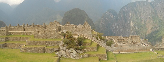 Vista del cuarto de meditaci�n a la plaza
                    central con las casas de trabajadores, muro grande,
                    Templo de Espejos, y la monta�a Putucusi, foto
                    panor�mica grande