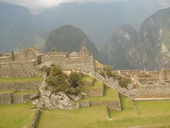 Machu Picchu, vista del cuarto de meditaci�n a
                    la plaza central con casitas trabajadores con la
                    monta�a Putucusi 02