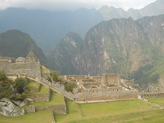 Machu Picchu, vista del cuarto de meditaci�n a
                    la plaza central con el muro grande, el templo de
                    espejos / morteros y con la monta�a Putucusi