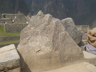 La piedra con la imitación de montañas La piedra con la imitación de montañas