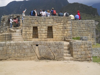 Machu Picchu, plazuela del reloj solar:
                        muro externo de la casita 02