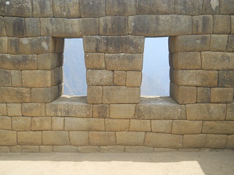 Machu Picchu, plazuela del reloj solar, muro
con ventanas 02 Machu Picchu, plazuela del
reloj solar, muro con ventanas 02