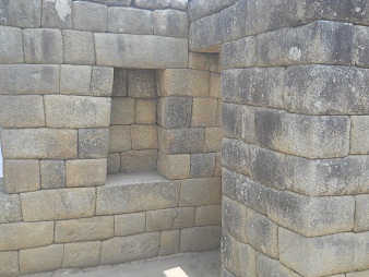 Machu Picchu, plazuela del reloj solar: muro
                    con ventanas de incas