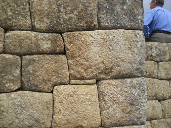 Machu Picchu, plazuela del reloj solar: muro,
                    primer plano