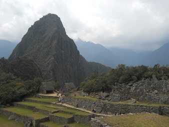 Machu
Picchu: vista del pirámide del reloj solar a los
miradores 03, Huaynapicchu Machu Picchu: vista del pirámide del reloj
solar a los miradores 03, Huaynapicchu