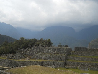 Machu
Picchu, vista del pirámide del reloj solar a las
casas de trabajadores Machu Picchu, vista del pirámide del reloj
solar a las casas de trabajadores
