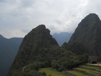 Vista del pir�mide del reloj solar a los
                    miradores Huchuypicchu y Huaynapicchu