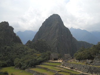 Vista del pir�mide del reloj solar al mirador
                    Huaynapicchu
