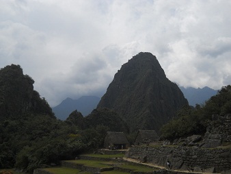 Vista del pirámide del reloj
solar al mirador Huaynapicchu Vista del pirámide del reloj solar al mirador
Huaynapicchu