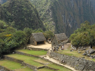 Machu Picchu, vista del pir�mide del reloj
                    solar a las casas con la roca sagrada