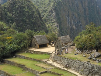 Machu Picchu, vista del pirmide del reloj
                    solar a las casas con la roca sagrada