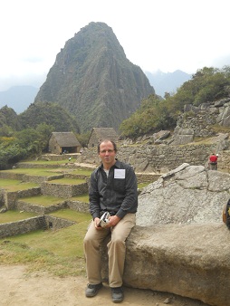 Michael Palomino con el mirador
Huaynapicchu al fondo Michael Palomino con el mirador Huaynapicchu al
fondo