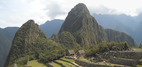Vista a los
miradores Huchuypicchu y Huaynapicchu, foto
panorámica Vista a los miradores Huchuypicchu y
Huaynapicchu, foto panorámica