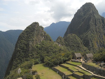Machu Picchu: vista del pirmide solar a los
                    miradores 08 Huchuypicchu y Huaynapicchu con sol
