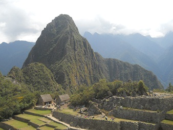 Machu Picchu: vista del pir�mide solar a los
                  miradores 09 Huaynapicchu con sol
