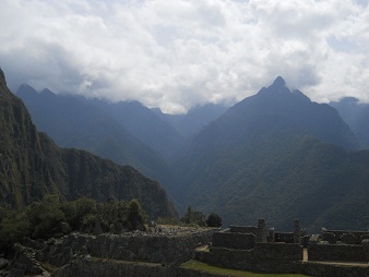 Machu
Picchu: vista del pirámide solar a montañas detrás
de Huaynapicchu Machu Picchu: vista del pirámide solar a
montañas detrás de Huaynapicchu