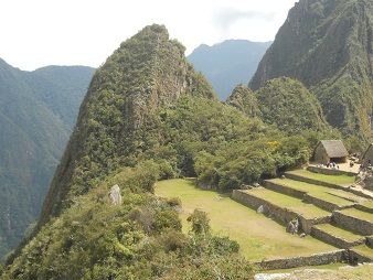 Machu Picchu: vista del pir�mide solar al
                    mirador peque�o Huchuypicchu