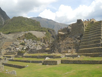 Machu Picchu: plaza central con el pir�mide
                    solar 01