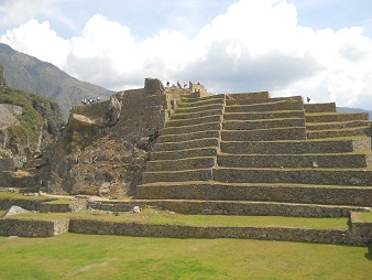 Machu Picchu: plaza central con el pir�mide
                    solar 02