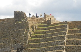 Machu Picchu: la punta del pirámide solar con
el reloj solar, vista de abajo Machu Picchu:
la punta del pirámide solar con el reloj solar,
vista de abajo