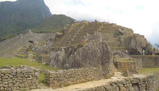Machu Picchu: pir�mide del sol con la vista de
                    atr�s, foto panor�mica