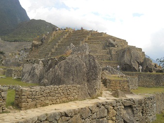Machu Picchu: pir�mide del sol con la vista de
                    atr�s