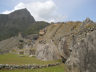 Machu Picchu, plaza central 7 con sector
                    agrcola y pirmide