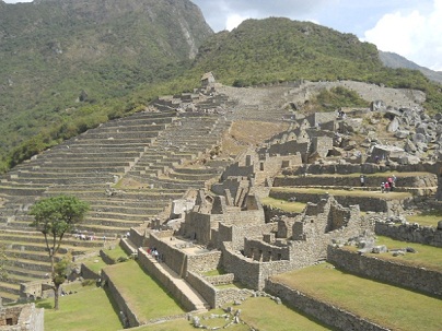 Machu Picchu: vista al sector agrcola, a la
                    cantera y a los templos 01