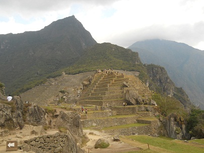 Vista al pir�mide solar con las montanas al
                    fondo