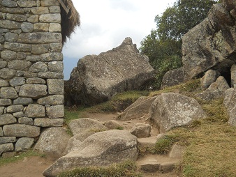 Detr�s de una de las casitas hay una piedra
                    gigante
