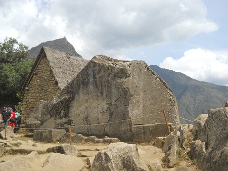 Machu Picchu, piedra sagrada, vista de atr�s
                    con casita, son superficies gigantes cortadas