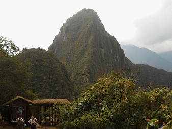 La entrada al camino al mirador Huaynapicchu
                    02