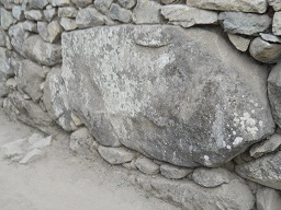 Entre la piedra sagrada y las casitas de obra:
                  una piedra grande en el muro