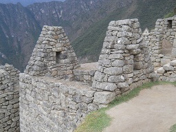Machu Picchu, casitas de obra, muro de front�n con
            ventanas