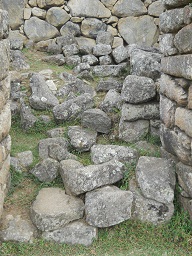 Machu Picchu, casitas de obras, piedras
                    singulares 01