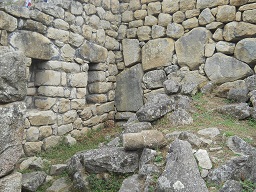 Machu Picchu, casitas de obras, piedras
                    singulares 03